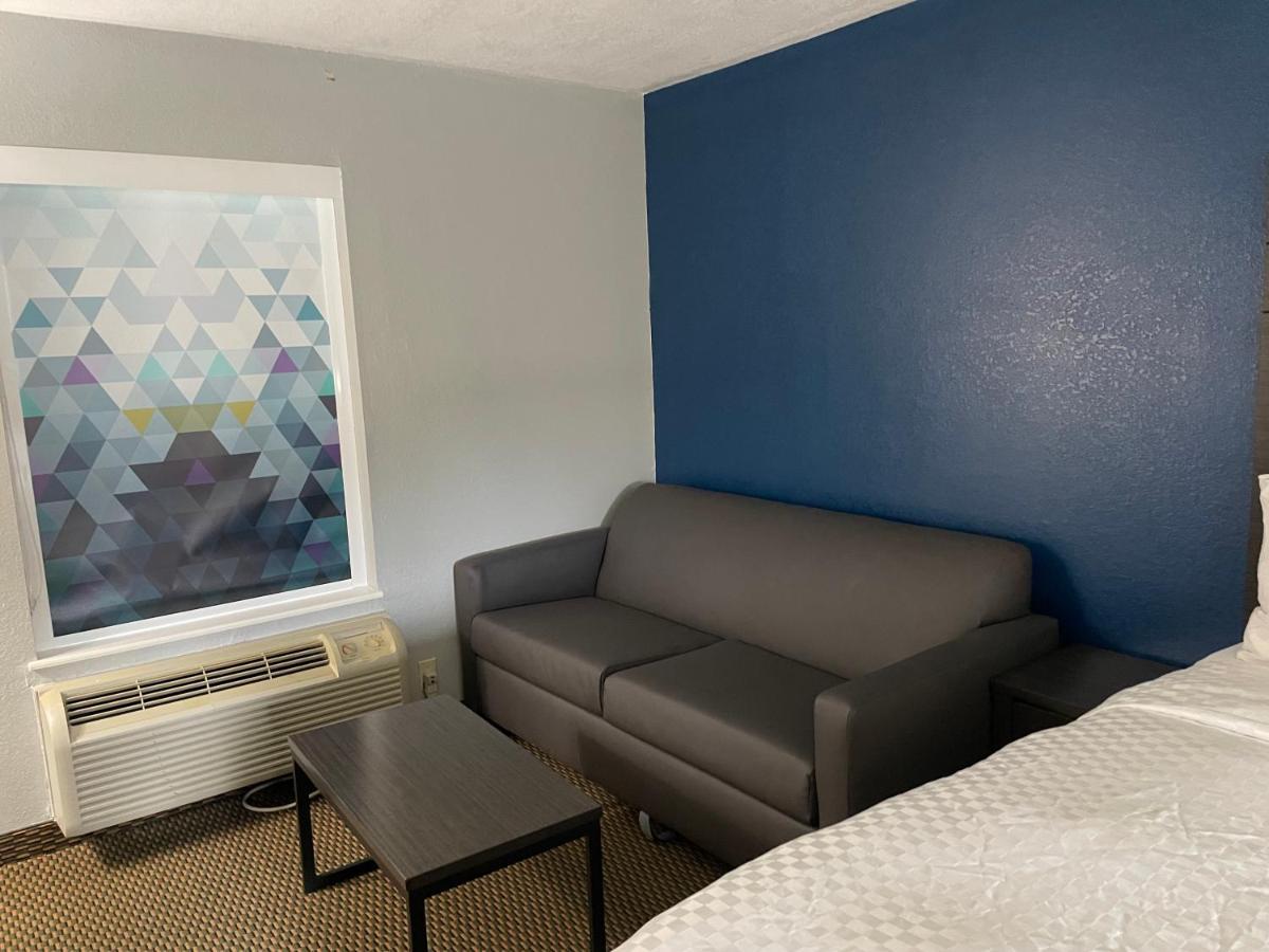 Clairmont Inn & Suites - Warren Exteriör bild