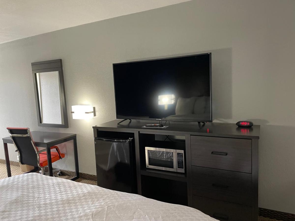 Clairmont Inn & Suites - Warren Exteriör bild