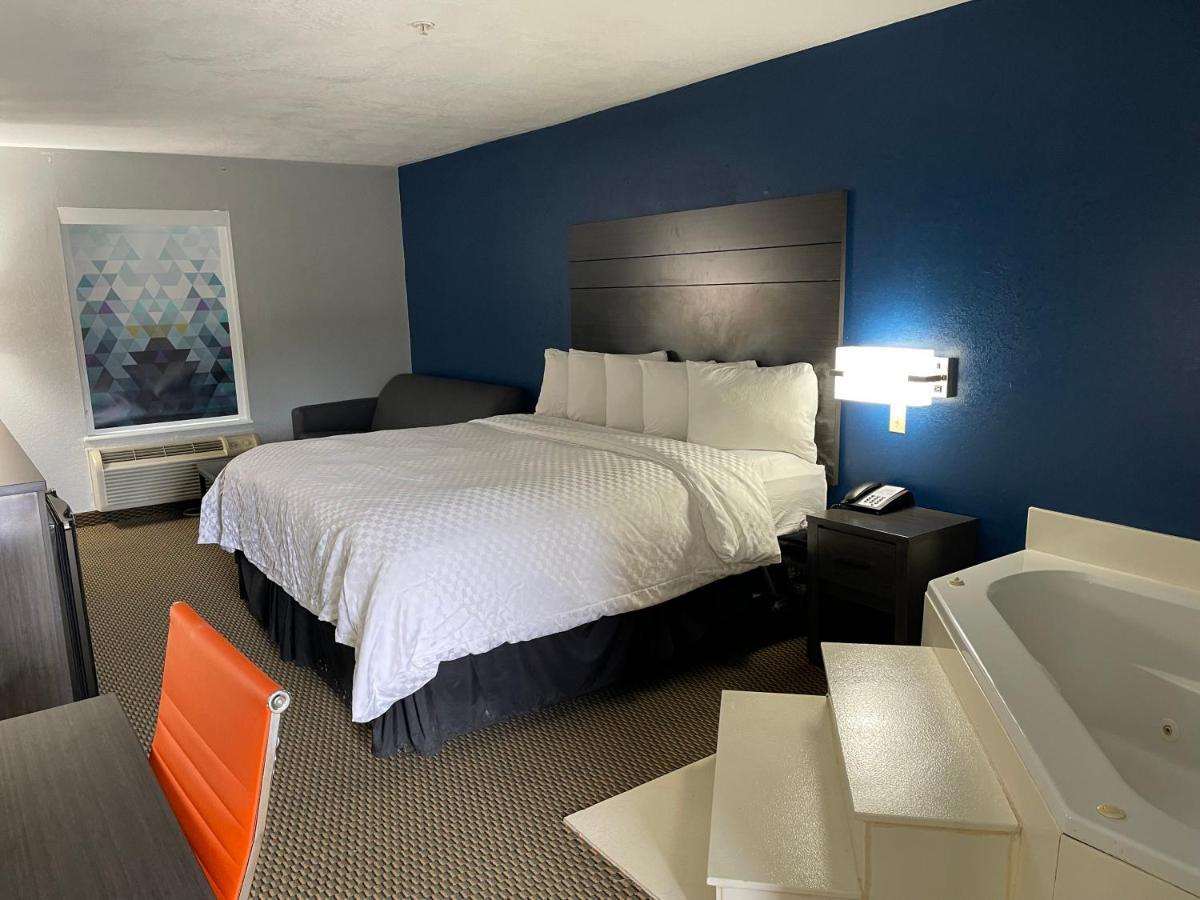 Clairmont Inn & Suites - Warren Exteriör bild