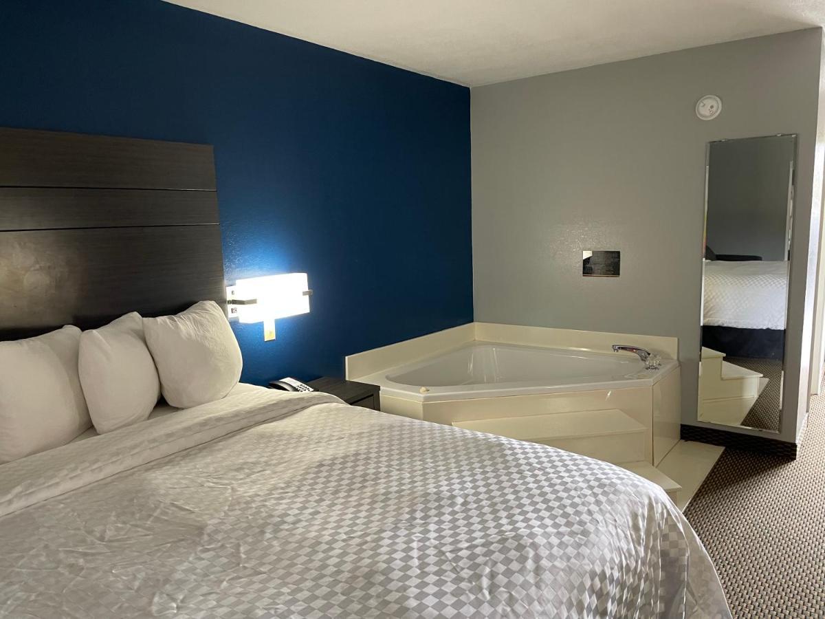 Clairmont Inn & Suites - Warren Exteriör bild