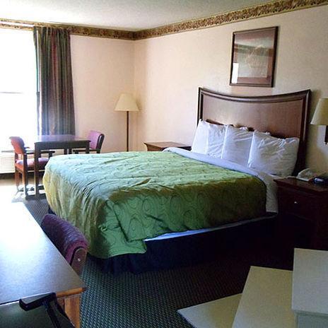 Clairmont Inn & Suites - Warren Rum bild