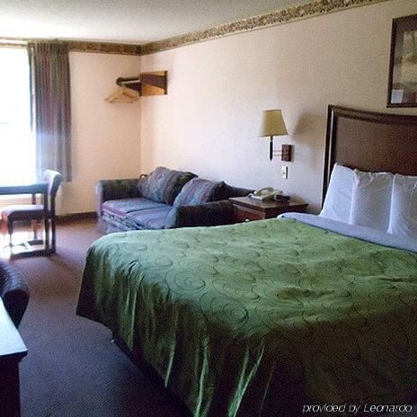 Clairmont Inn & Suites - Warren Rum bild