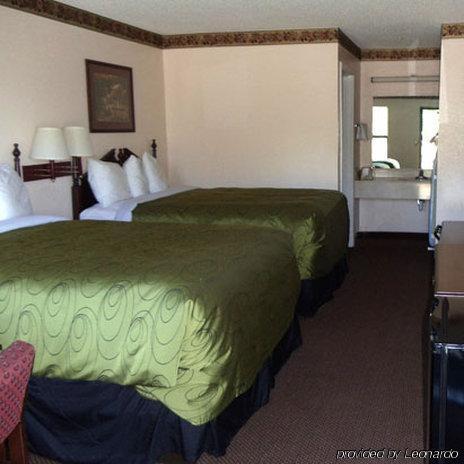 Clairmont Inn & Suites - Warren Rum bild