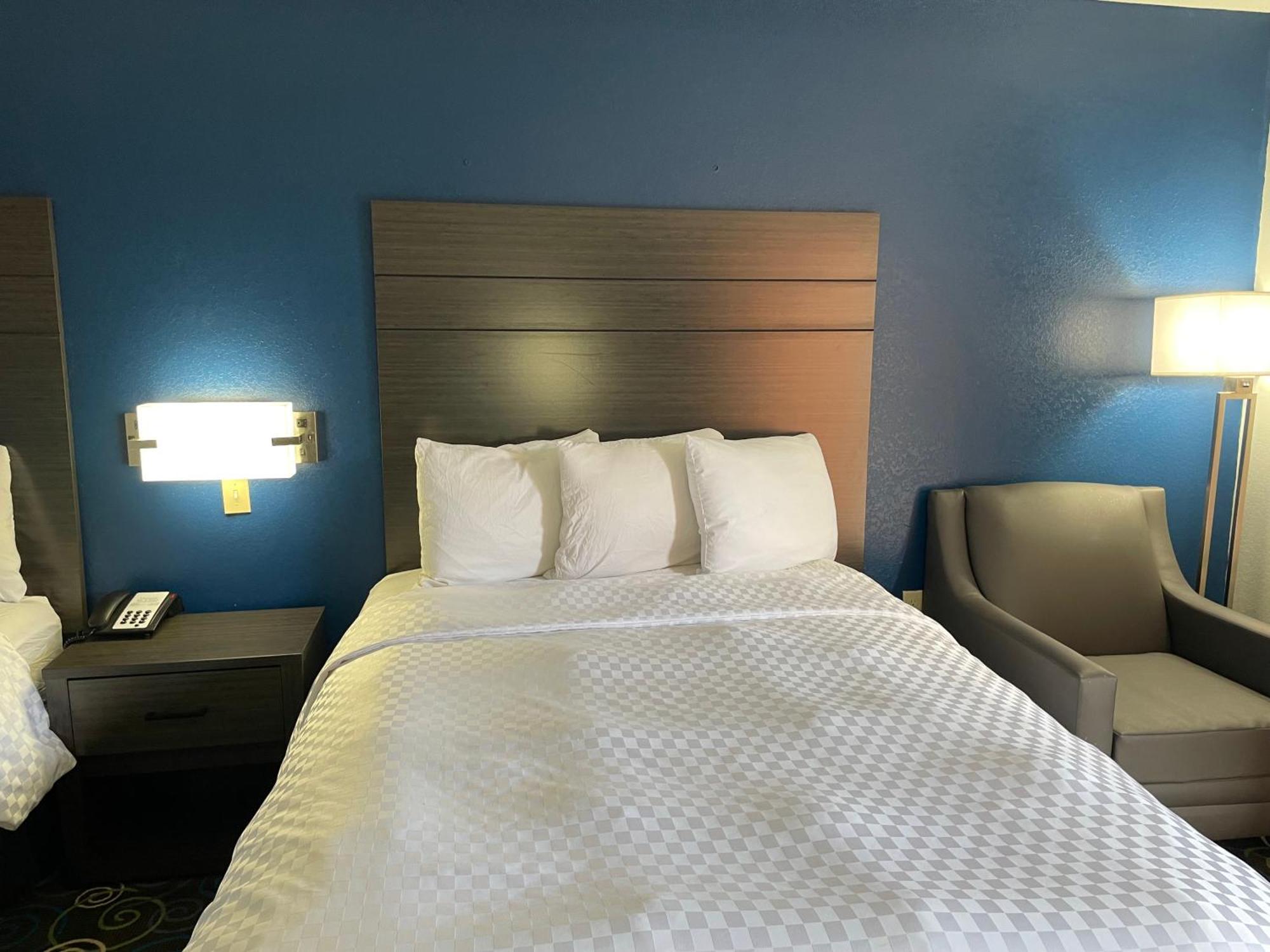 Clairmont Inn & Suites - Warren Exteriör bild