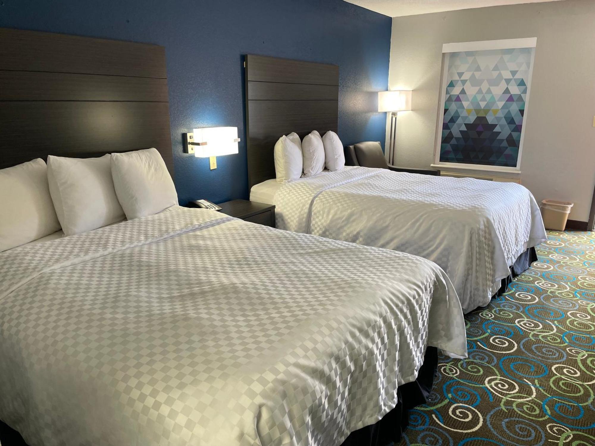 Clairmont Inn & Suites - Warren Exteriör bild