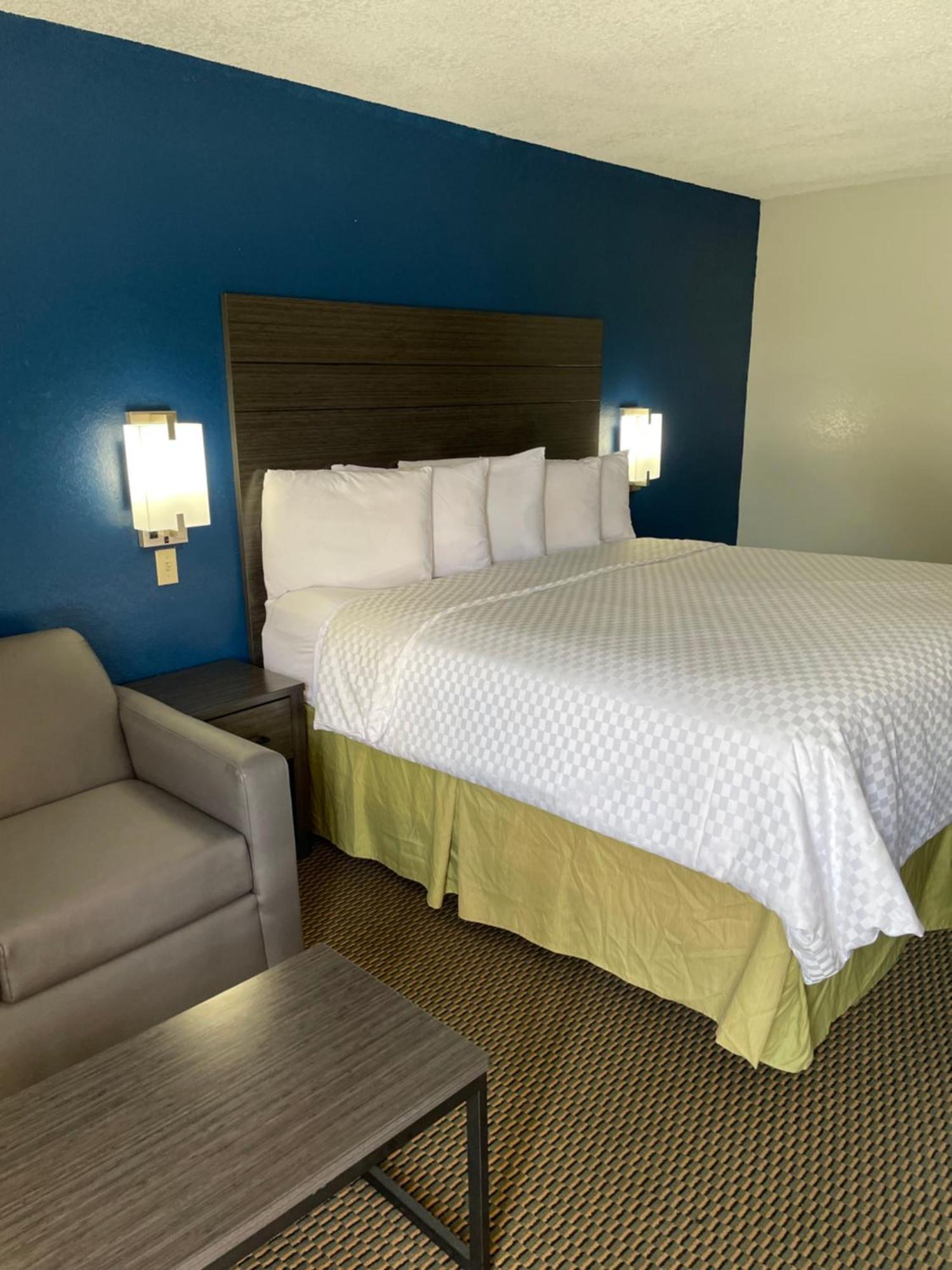 Clairmont Inn & Suites - Warren Exteriör bild