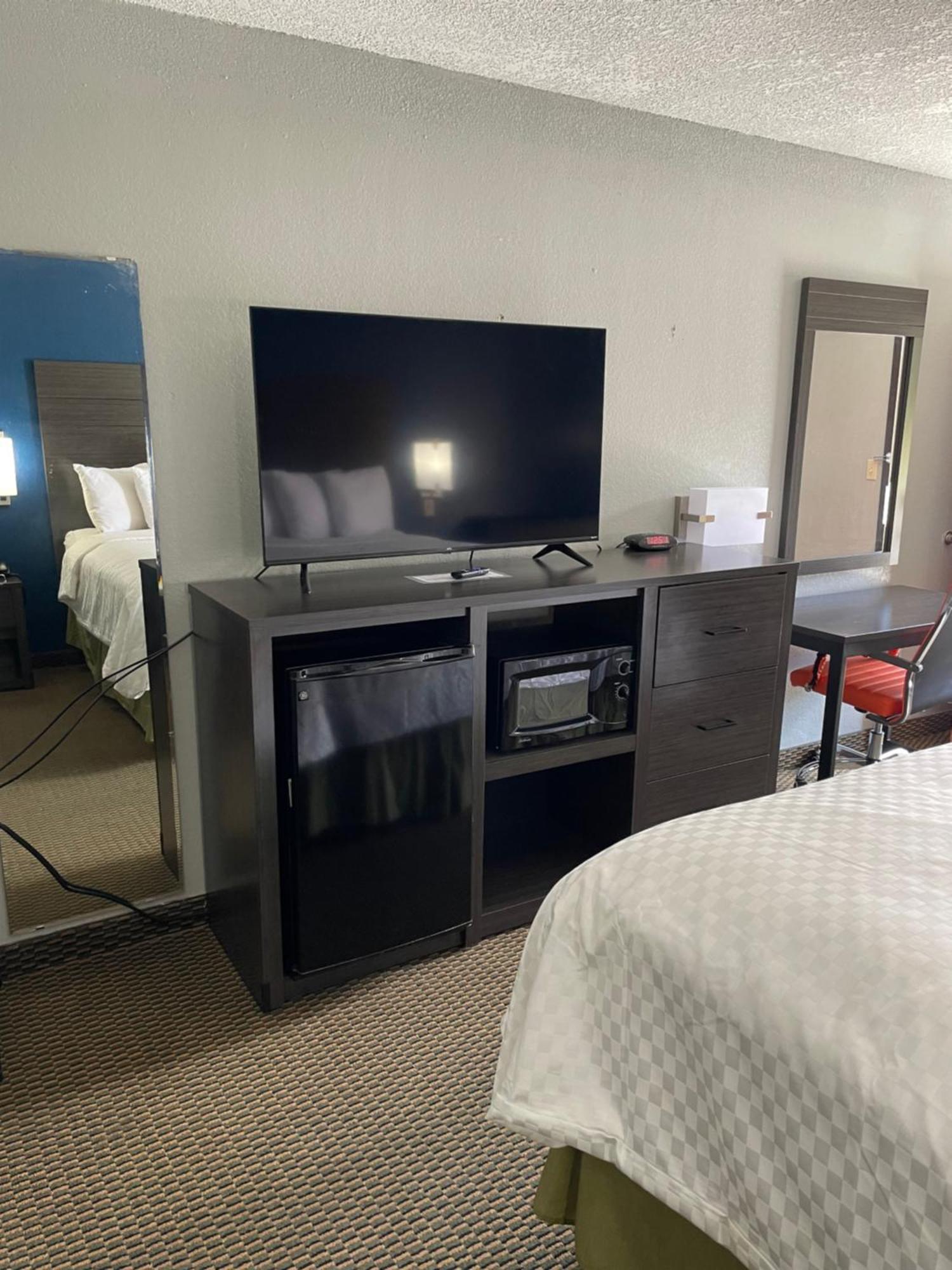 Clairmont Inn & Suites - Warren Exteriör bild