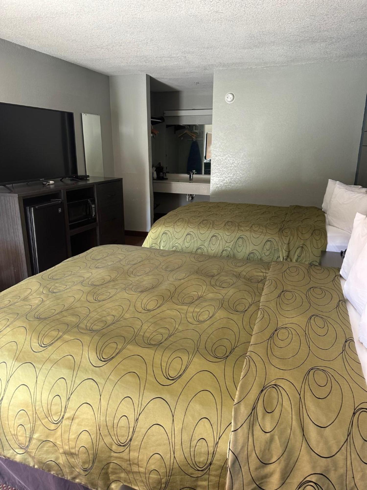 Clairmont Inn & Suites - Warren Exteriör bild
