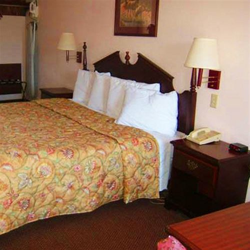 Clairmont Inn & Suites - Warren Rum bild