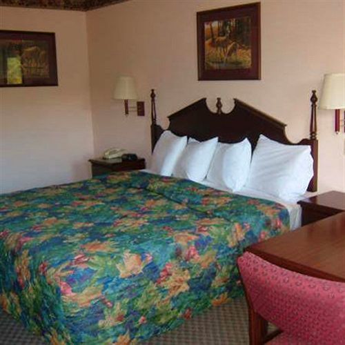 Clairmont Inn & Suites - Warren Rum bild
