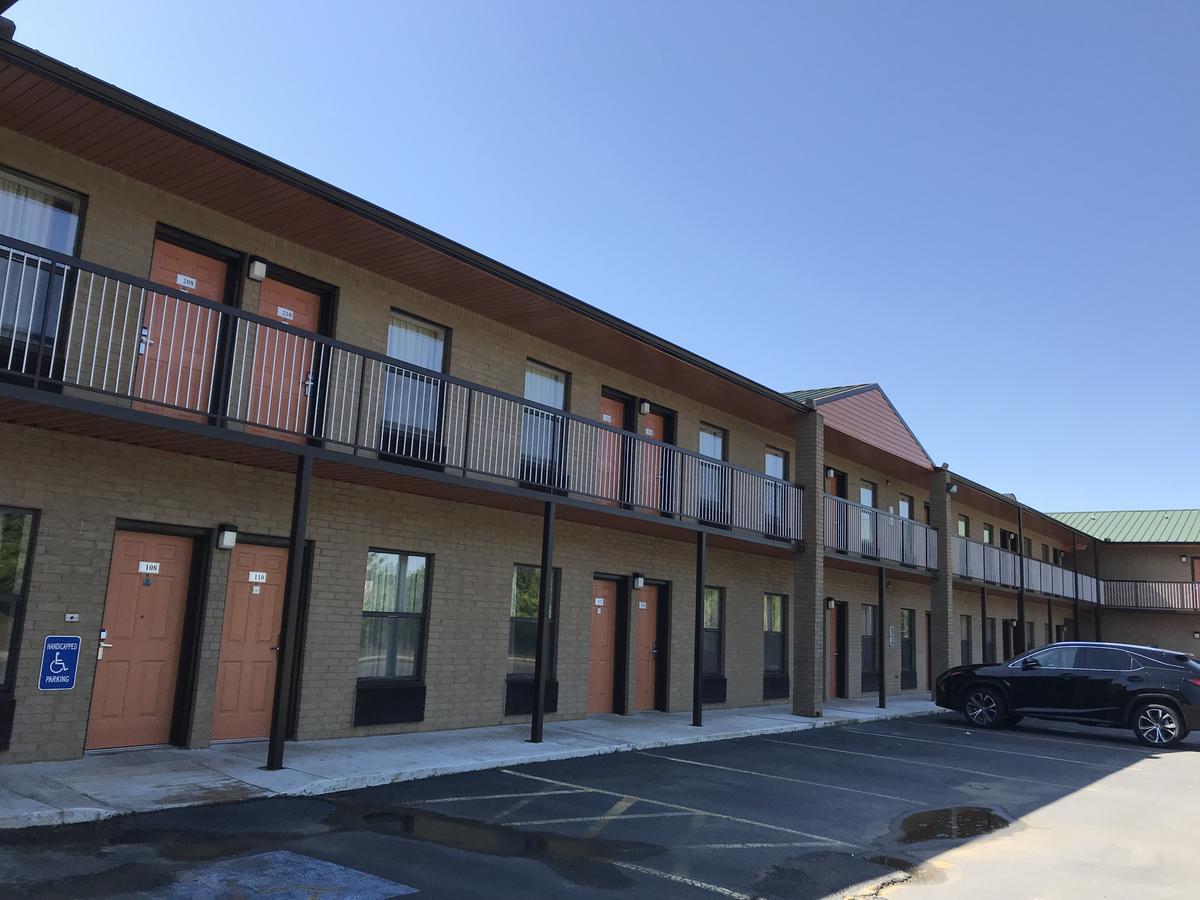 Clairmont Inn & Suites - Warren Exteriör bild
