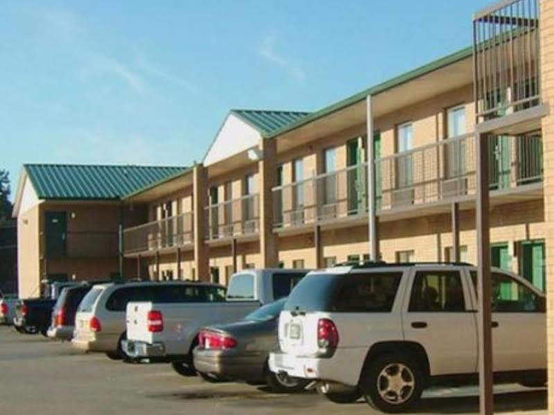 Clairmont Inn & Suites - Warren Exteriör bild